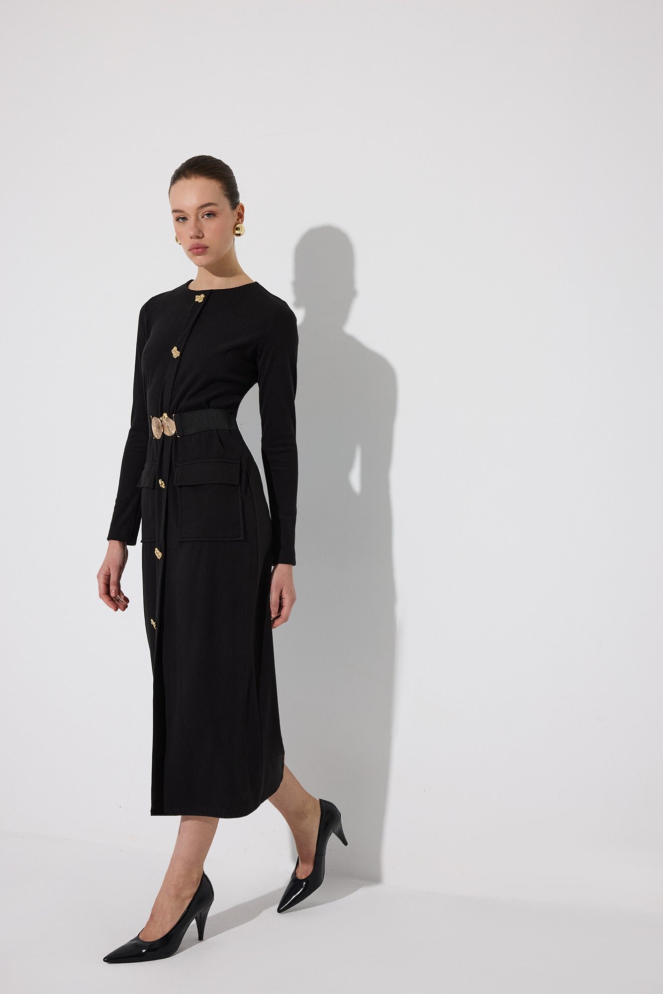 KNITTED DRESS WITH GOLD BUTTONS AND BELT